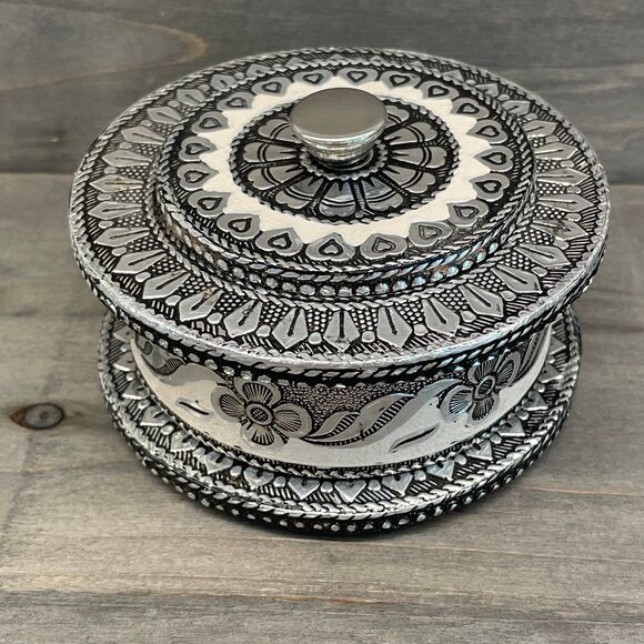 Vintage Style Round Filigree Silver Tone Mini Storage Gift Trinket Box - Picture 1 of 9